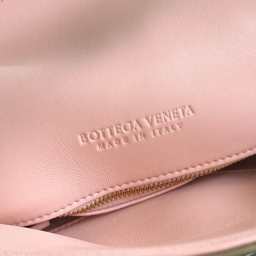 Batch 1520 Inspired by the 1970s, the Bottega Veneta women's logo shoulder bag has a smooth leather surface that brings a clean and handsome feel, just like the neatness and tenacity of a working woman. The front buckle has high-quality hardware pendant body, the overall retro elegance, and the excellent leather feels soft. This Bottega Veneta series can be described as beautiful, weakening the complexity of the outfit, not competing for it, and only using the best quality to interpret itself. Style number: 806030 (small size) Size: 27*16*6cm